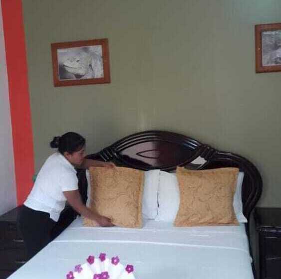 فندق فئة نجمة واحدة La Mirada De Solitario George