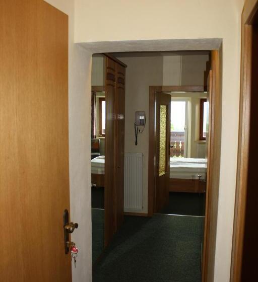 住宿加早餐  Haus Rosenauer Zimmer & Ferienwohnungen