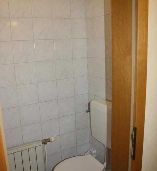 住宿加早餐  Haus Rosenauer Zimmer & Ferienwohnungen