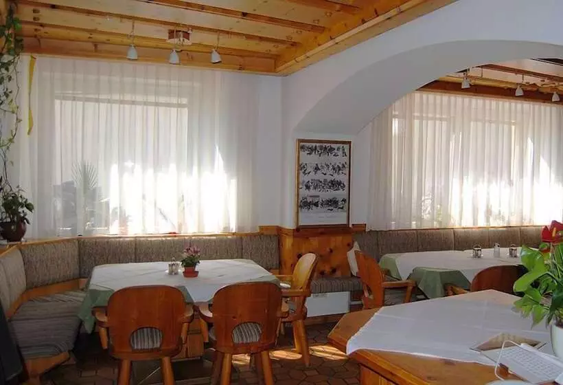 تختخواب و صبحانه Frühstückspension Kirchenwirt