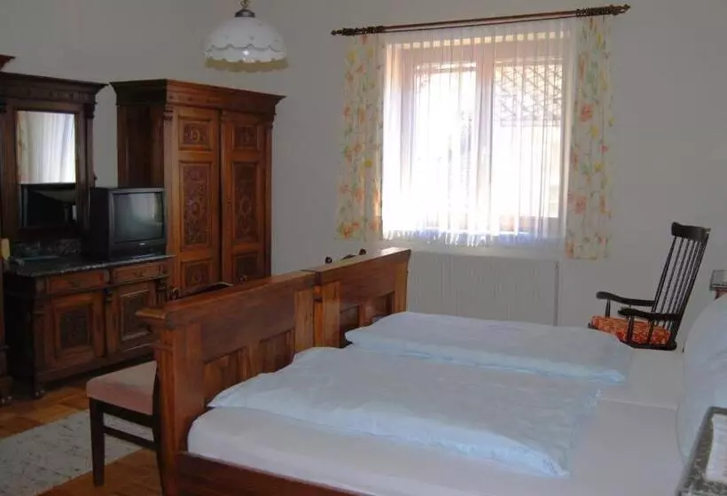 تختخواب و صبحانه Frühstückspension Kirchenwirt