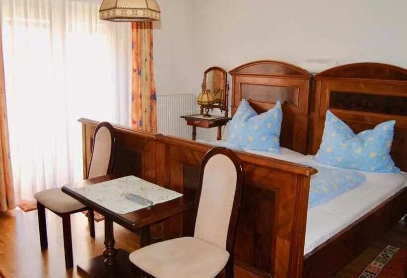 تختخواب و صبحانه Frühstückspension Kirchenwirt