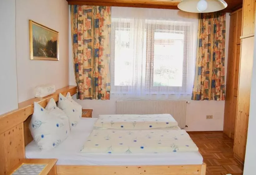 تختخواب و صبحانه Frühstückspension Kirchenwirt