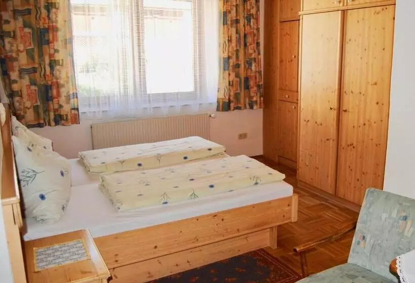 تختخواب و صبحانه Frühstückspension Kirchenwirt