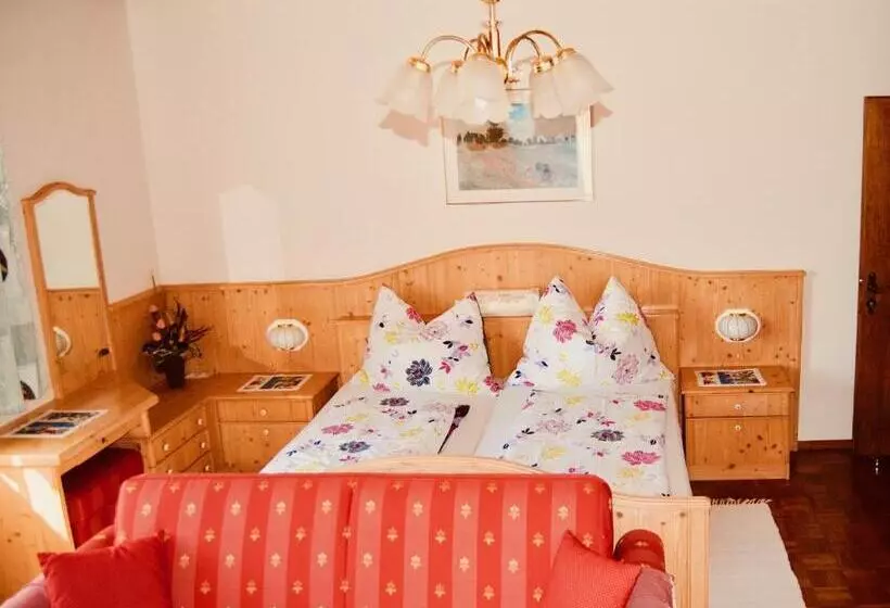 تختخواب و صبحانه Frühstückspension Kirchenwirt