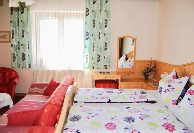 تختخواب و صبحانه Frühstückspension Kirchenwirt