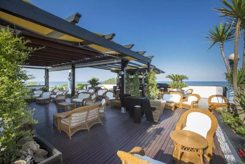 ホテル Ambassador