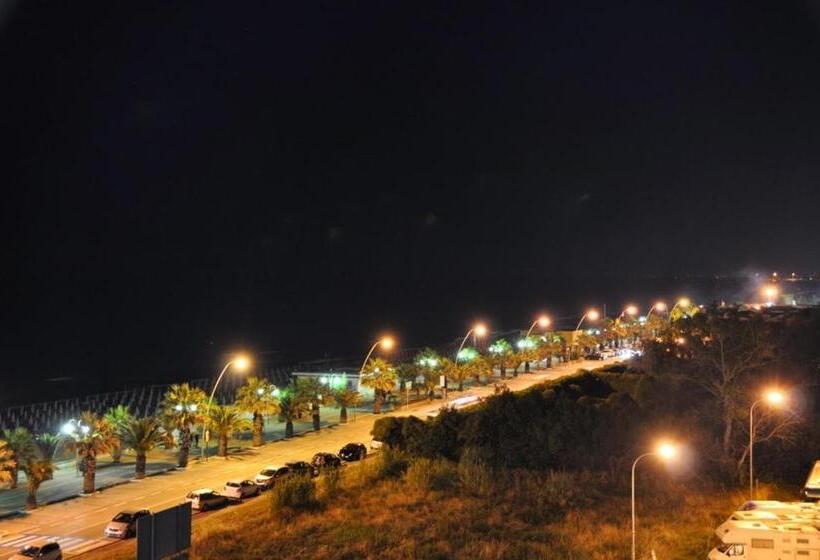 Отель Ambassador