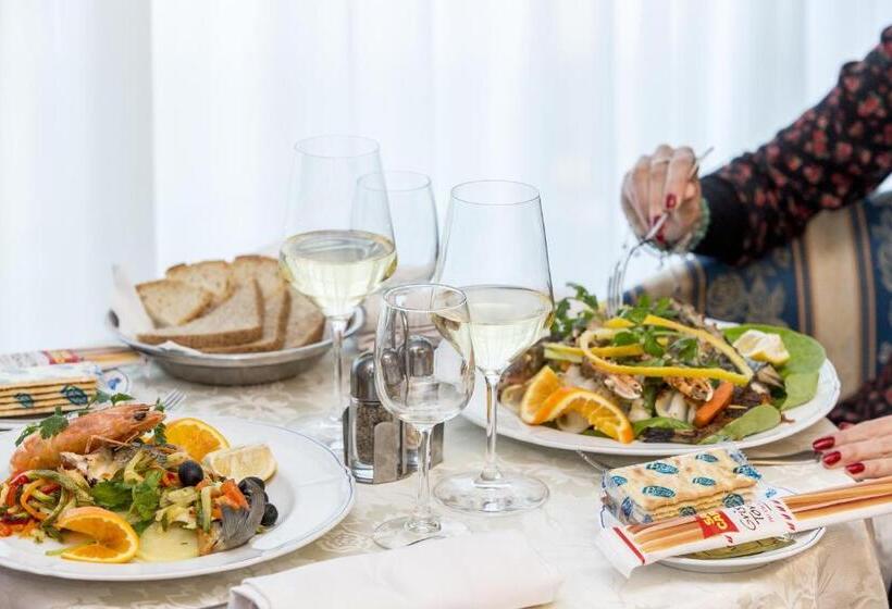 Отель Ambassador