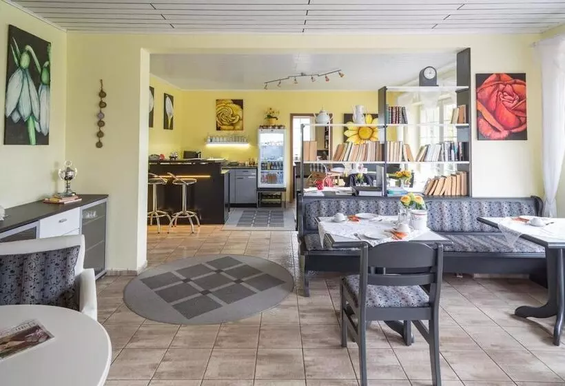 ベッドアンドブレックファースト Pension Blumen Villa