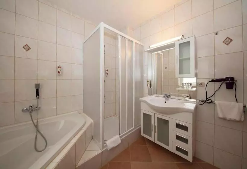 Отель Maximilian