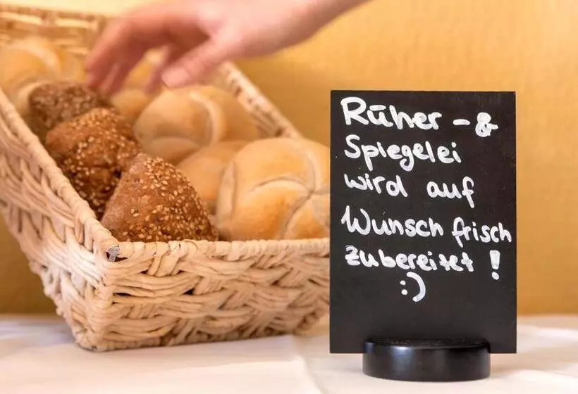 Отель Zur Altstadt   Am Fuße Der Osterburg Gaststätte, Pension, Fewo