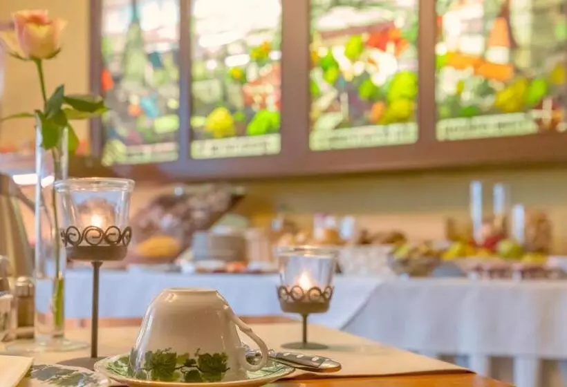 Отель Zur Altstadt   Am Fuße Der Osterburg Gaststätte, Pension, Fewo