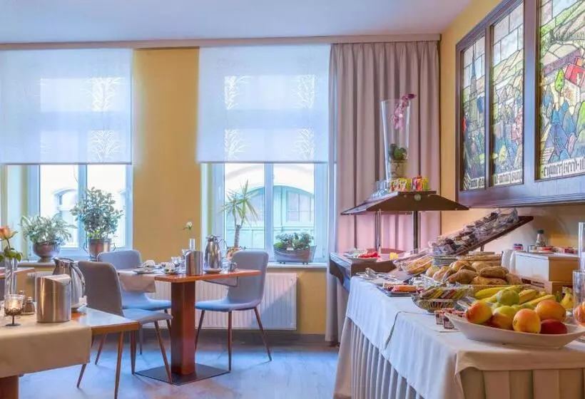 Отель Zur Altstadt   Am Fuße Der Osterburg Gaststätte, Pension, Fewo