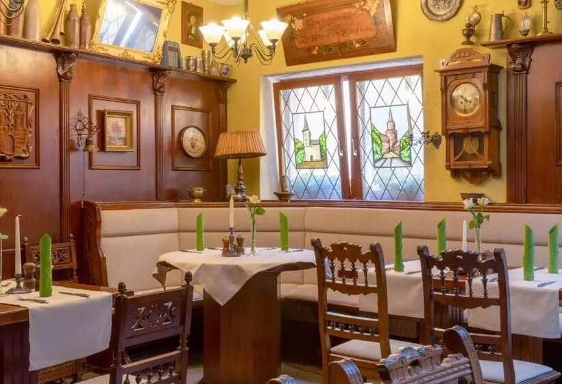 Отель Zur Altstadt   Am Fuße Der Osterburg Gaststätte, Pension, Fewo