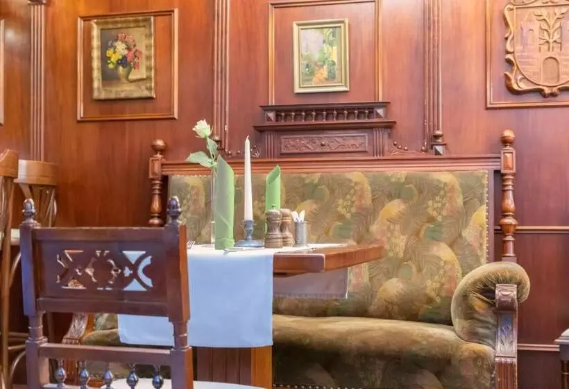 Отель Zur Altstadt   Am Fuße Der Osterburg Gaststätte, Pension, Fewo