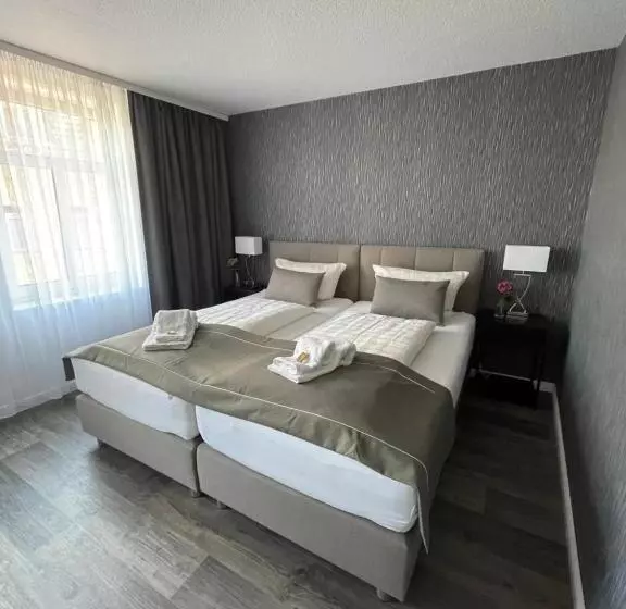 Отель Zur Altstadt   Am Fuße Der Osterburg Gaststätte, Pension, Fewo