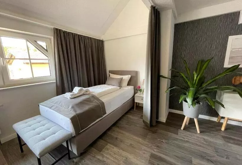 Отель Zur Altstadt   Am Fuße Der Osterburg Gaststätte, Pension, Fewo