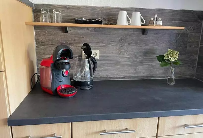 Отель Zur Altstadt   Am Fuße Der Osterburg Gaststätte, Pension, Fewo