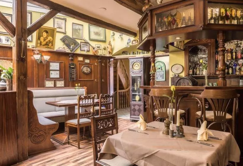 Отель Zur Altstadt   Am Fuße Der Osterburg Gaststätte, Pension, Fewo