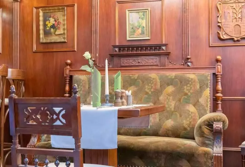 Отель Zur Altstadt   Am Fuße Der Osterburg Gaststätte, Pension, Fewo