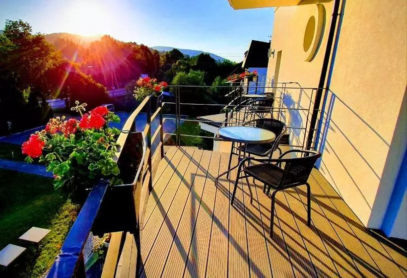Hotel Bialy Dworek