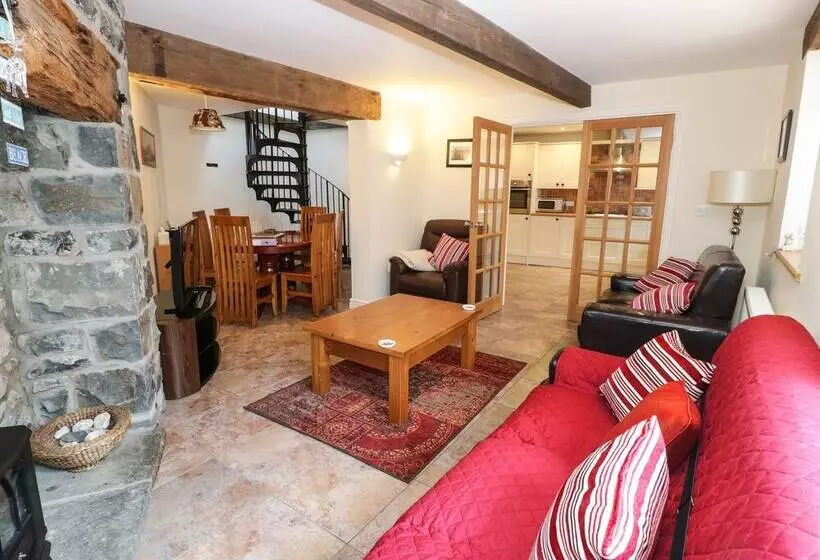 2 Hwyrfryn Stables