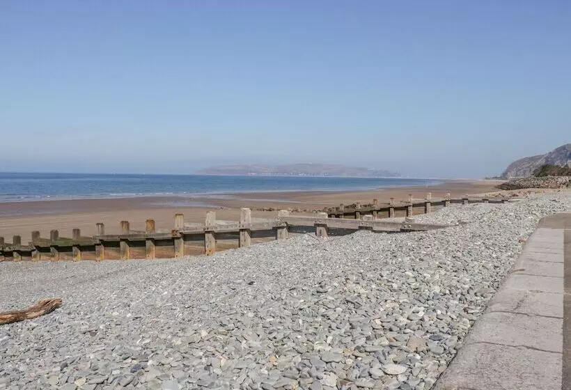 2 Hwyrfryn Stables