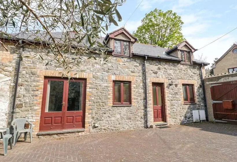 2 Hwyrfryn Stables