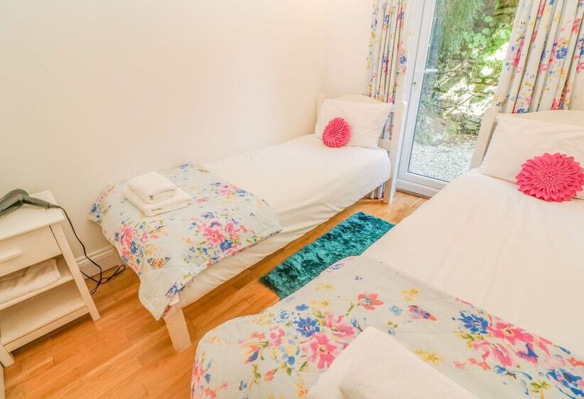 2 Riverside Cottages