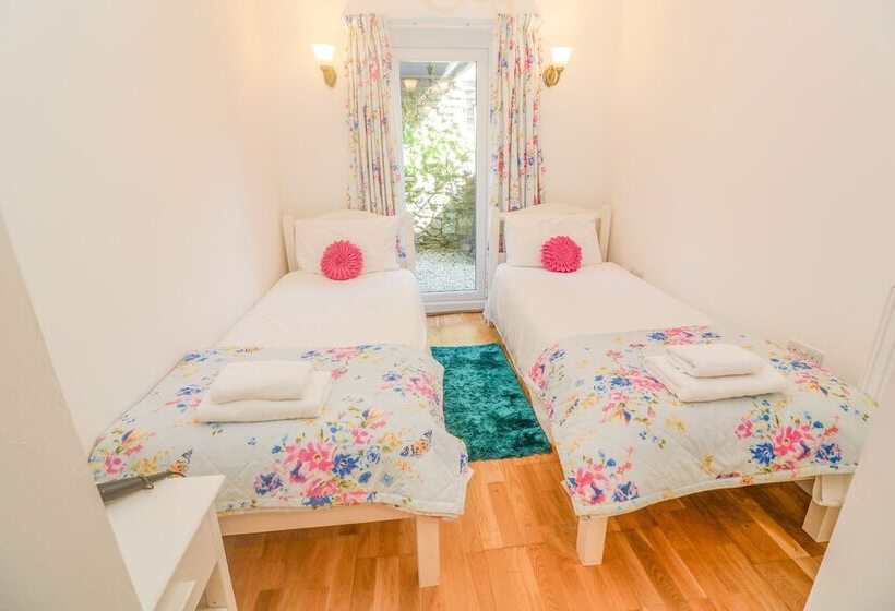 2 Riverside Cottages