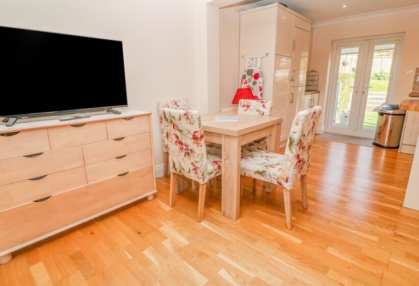 2 Riverside Cottages