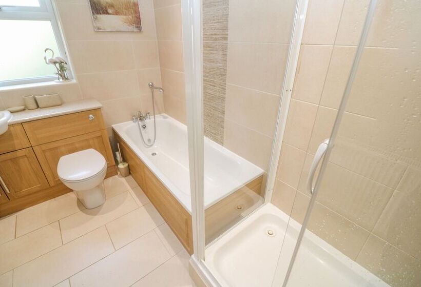 2 Riverside Cottages