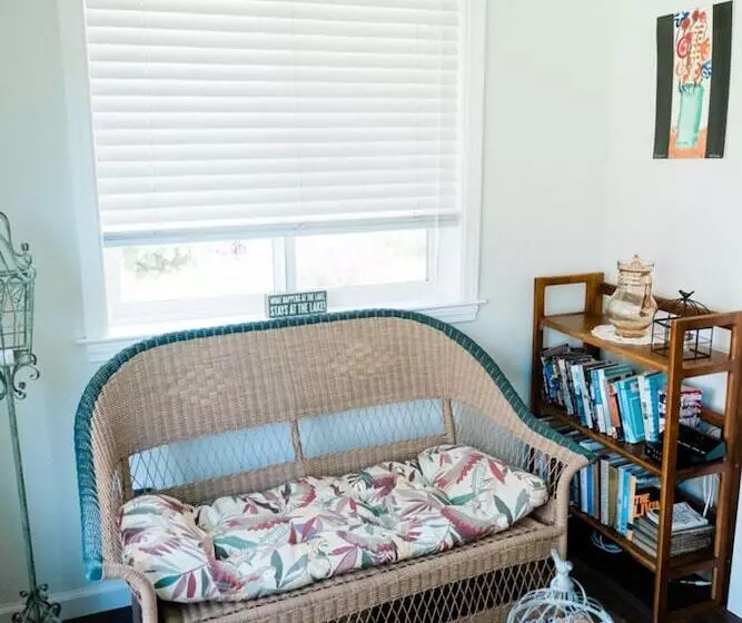 Hillside Cottage Retreat