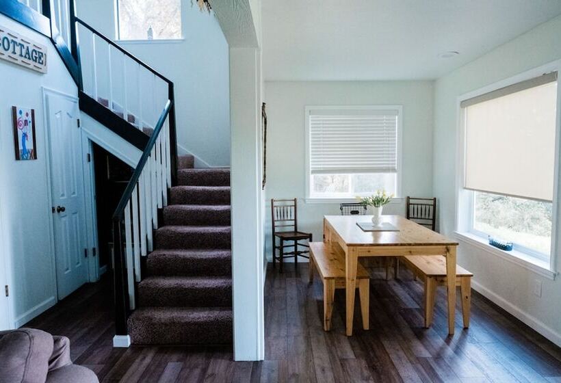 Hillside Cottage Retreat