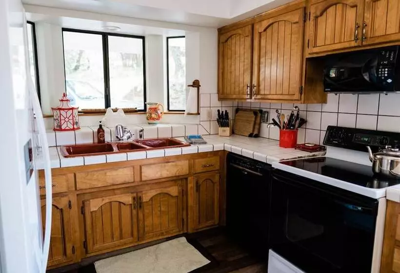 Hillside Cottage Retreat