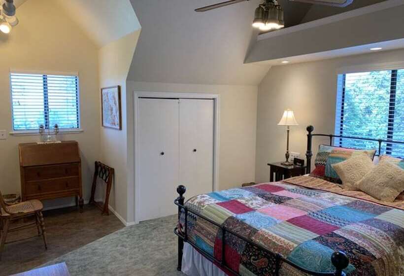 Hillside Cottage Retreat