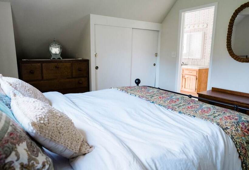 Hillside Cottage Retreat