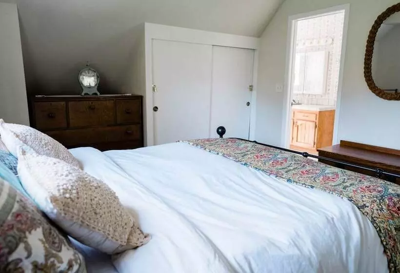 Hillside Cottage Retreat