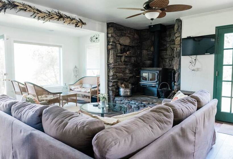 Hillside Cottage Retreat