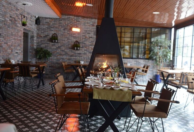 פונדק Ada Marin