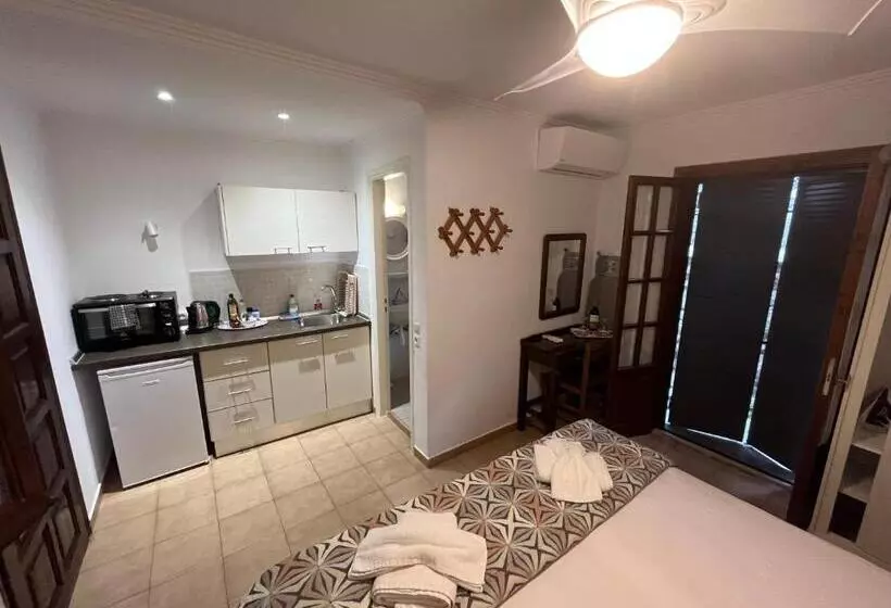 پانسیون Villa Perris Studios