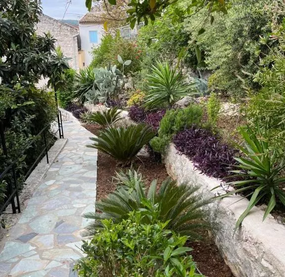 پانسیون Villa Perris Studios