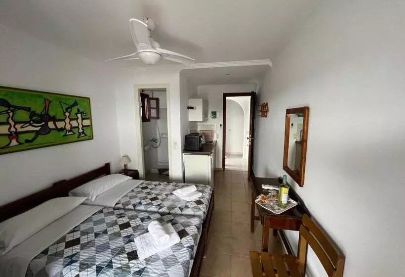 پانسیون Villa Perris Studios