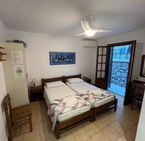 پانسیون Villa Perris Studios