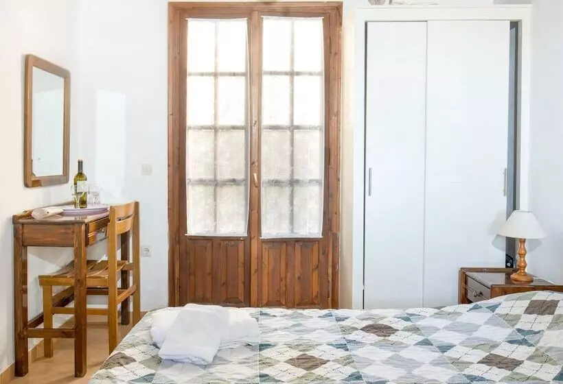 پانسیون Villa Perris Studios