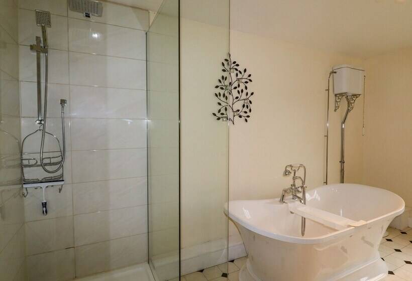 The Manor House At Kenwick Lodge