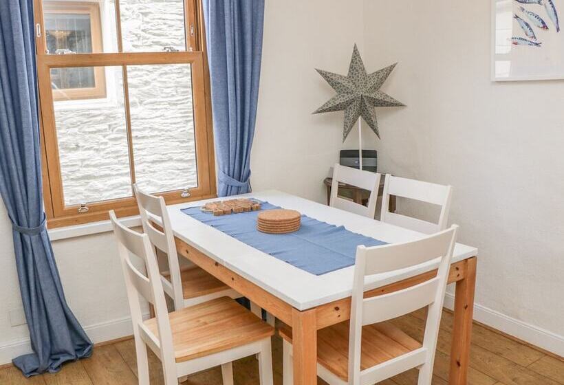 Sandcastles 15a Fore Street