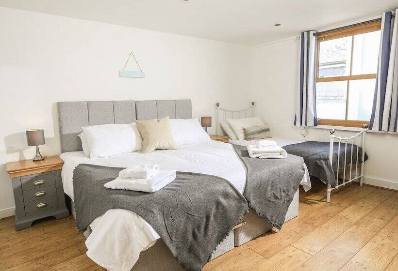 Sandcastles 15a Fore Street