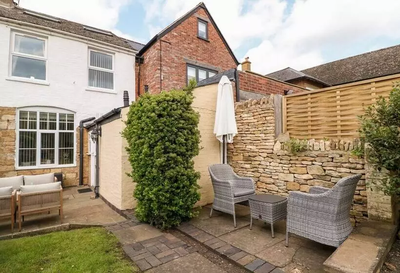 The Cottage At Broadway